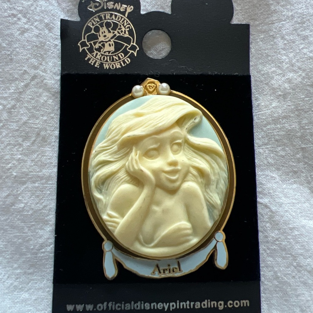 DISNEY WDW PORCELAIN CAMEO SERIES ARIEL LITTLE MERMAID OVAL FRAME 3D PIN HTF